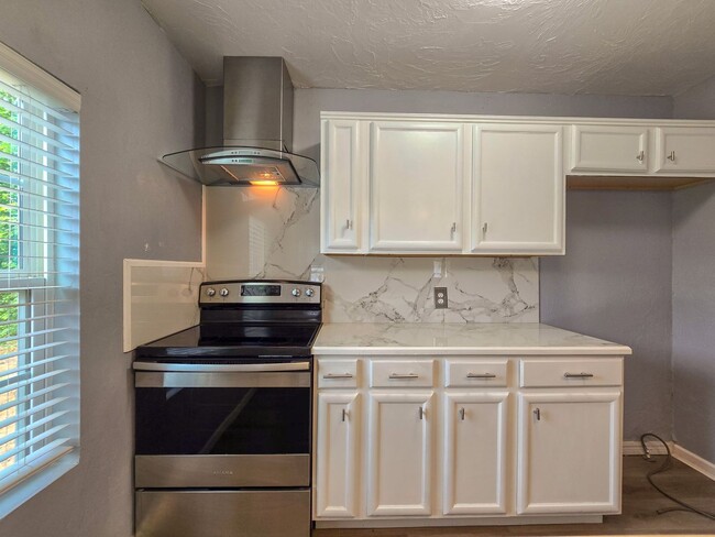 Building Photo - Cute 2 or 3 bedroom 1 bath near OBU