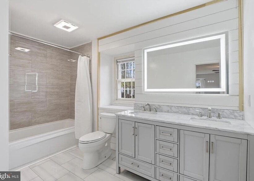 Building Photo - 1551 E Anderson Dr