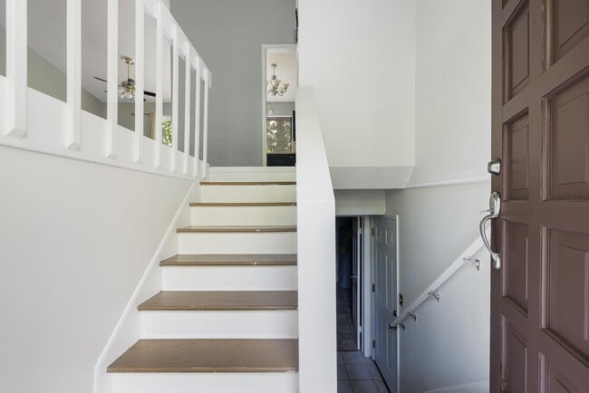 Building Photo - 517 Bramblewood Dr