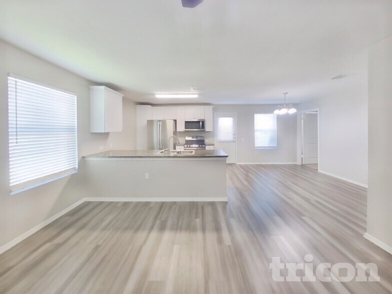 Building Photo - 6815 Hibiscus Falls