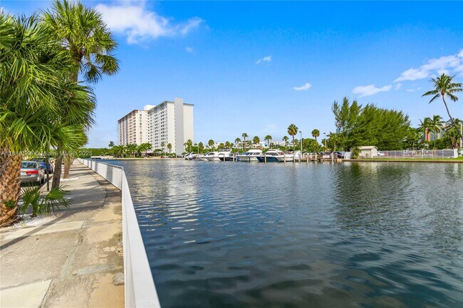 Building Photo - 500 Bayview Dr