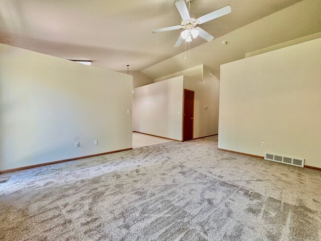 Building Photo - Beautiful Duplex with Attached Garage and ...
