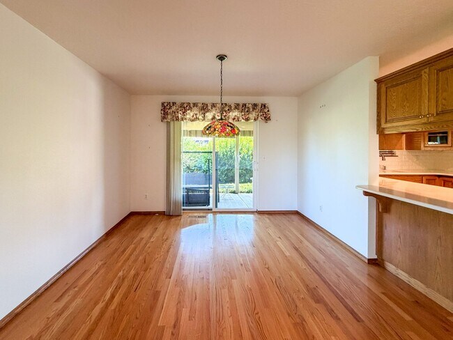 Building Photo - 364 SE Davis Ct