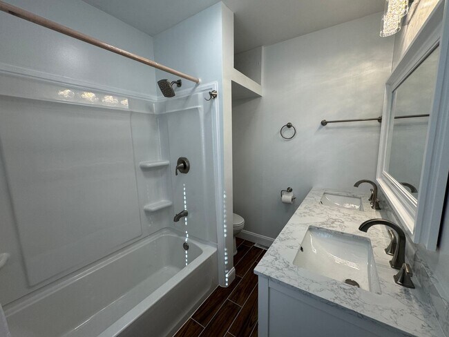 Building Photo - Move-in Ready!