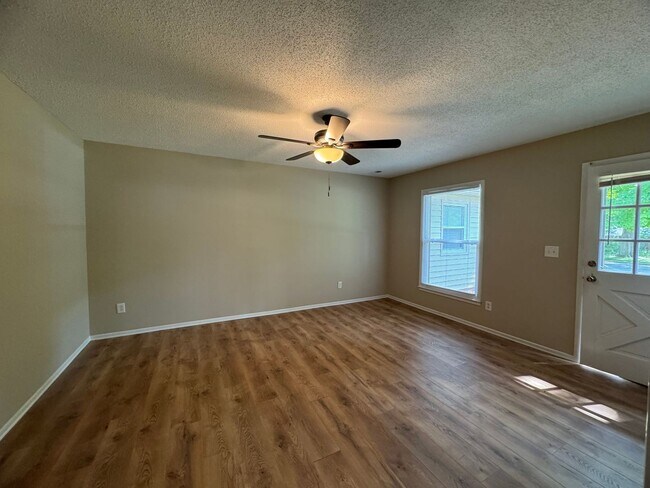 Building Photo - Charming 3 BR 1.5BA Brick & Vinyl Ranch