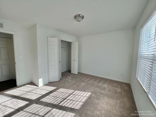 Building Photo - 10284 Swan Lake Cir