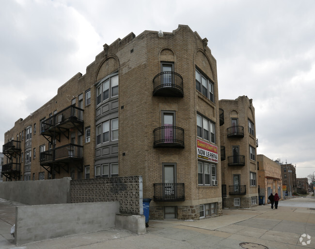 Building Photo - Queens Court Apartments