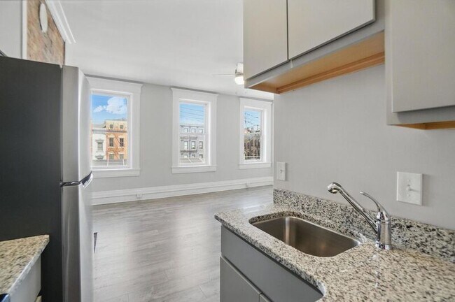 Building Photo - 107 W Elder St