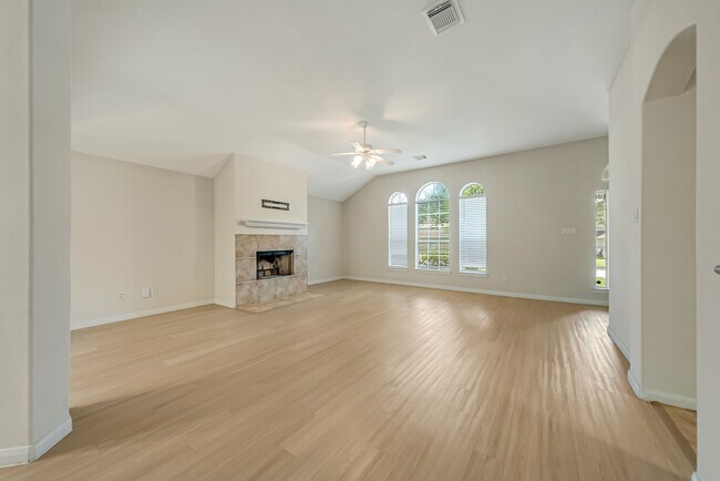 Building Photo - 12810 Lakeshore Dr
