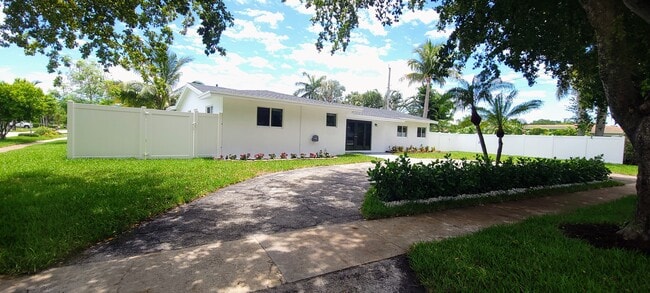 Building Photo - 1400 SE 8th Ave