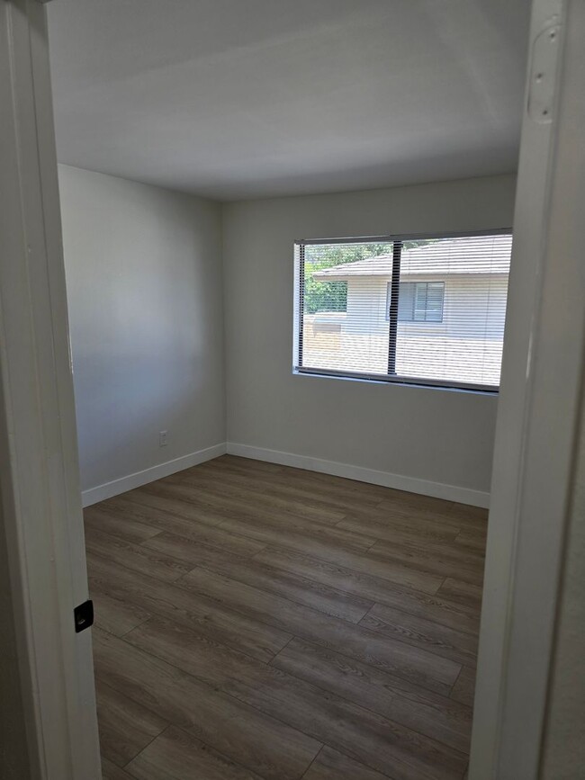 Building Photo - Spacious Upstairs 2-bedroom, 2-bathroom co...