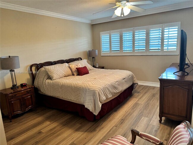 Building Photo - 3300 N Palm Aire Dr