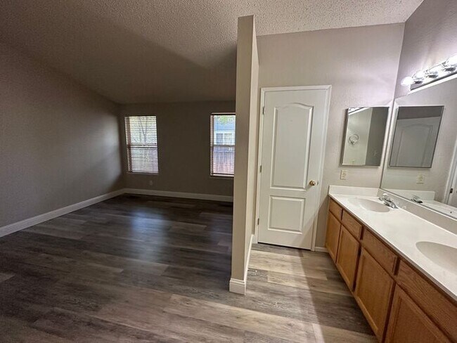 Building Photo - 1170 Forest Knoll Ct