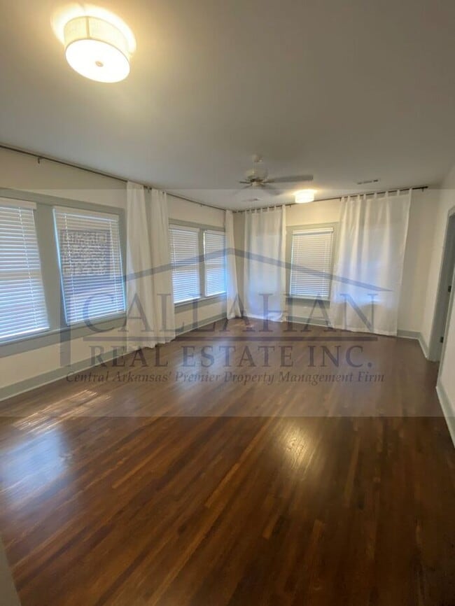 Building Photo - Hillcrest 2 Bedroom Bungalow