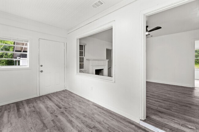 Building Photo - Charming 3 Bedroom, 1.5 Bathroom house