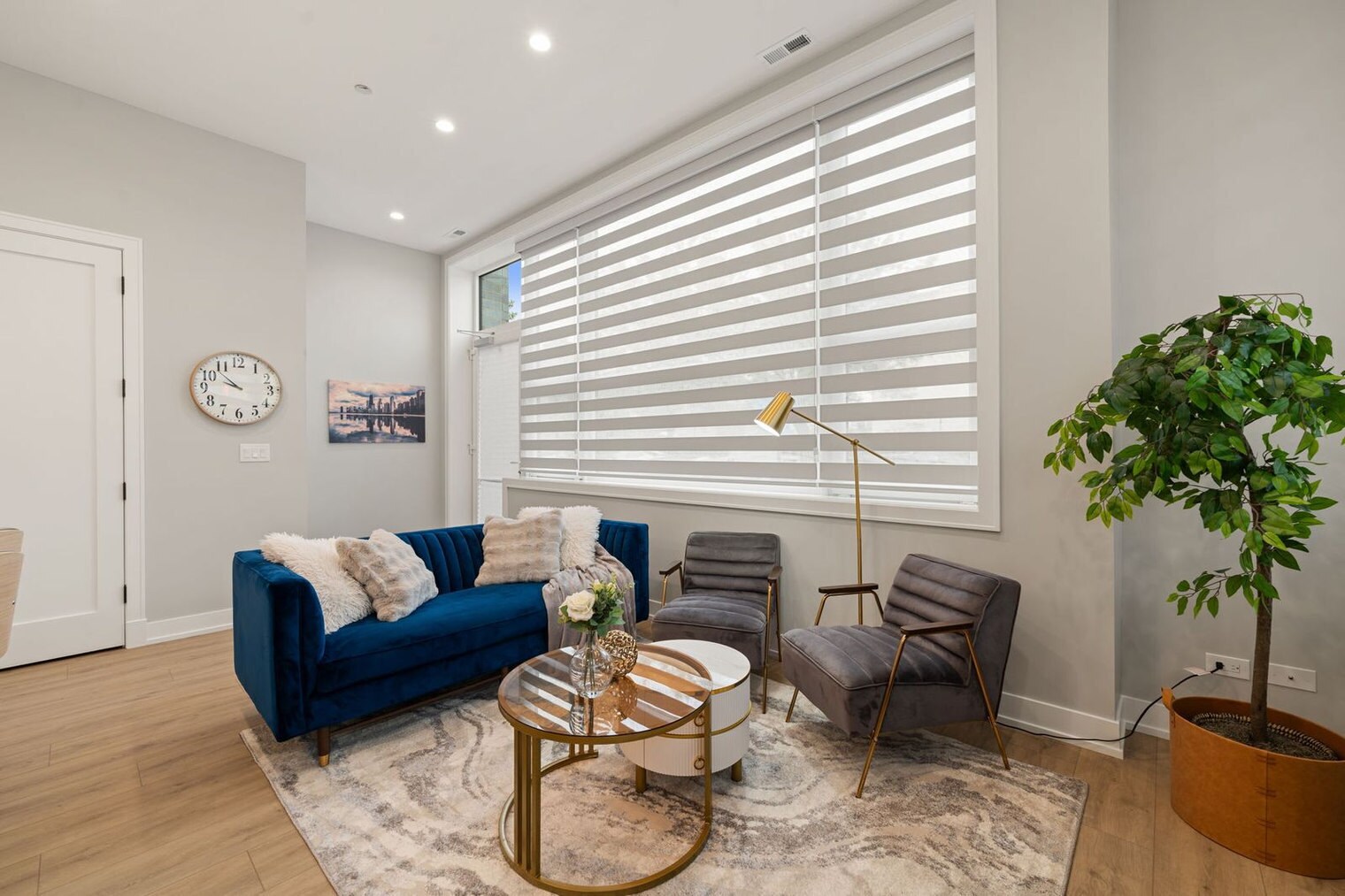 Building Photo - 801 S Western Ave