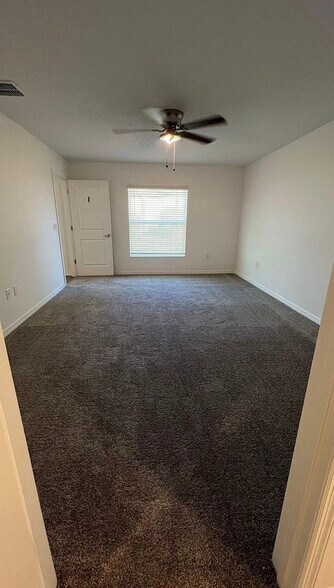 Building Photo - 409 Three Oaks Dr