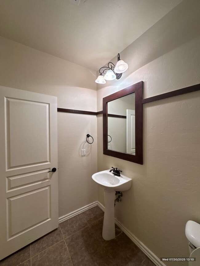 Building Photo - Stunning 3-Bedroom Home with Modern Amenities
