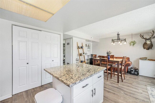 Building Photo - Beautifully Updated 3-Bedroom End-Unit Tow...