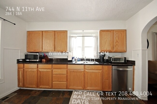 Building Photo - 744 N 11th Ave