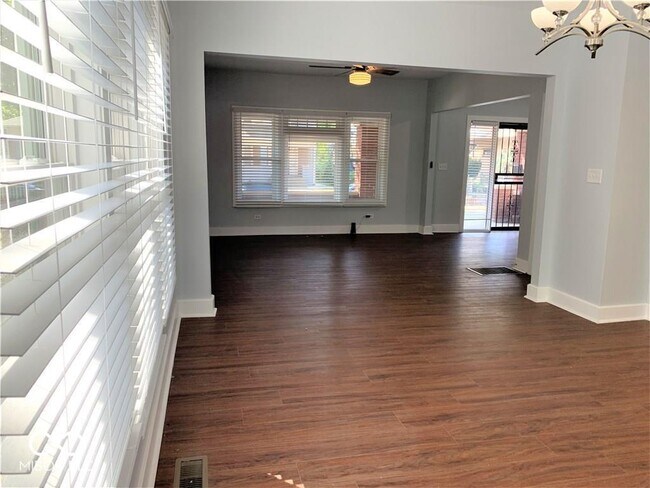 Building Photo - 3621 N Kenwood Ave