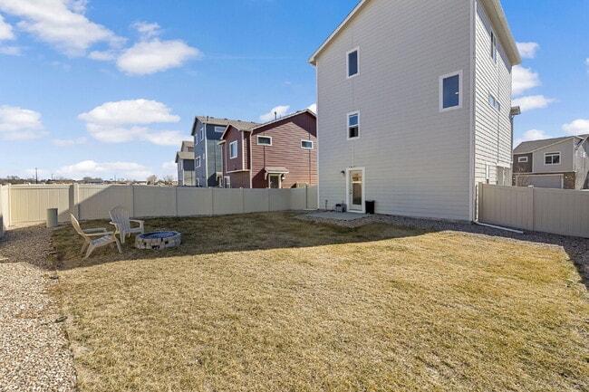 Building Photo - Spacious 3 Bed in Ventana – Open Layout, Fenced Backyard, Community Pool & Gym