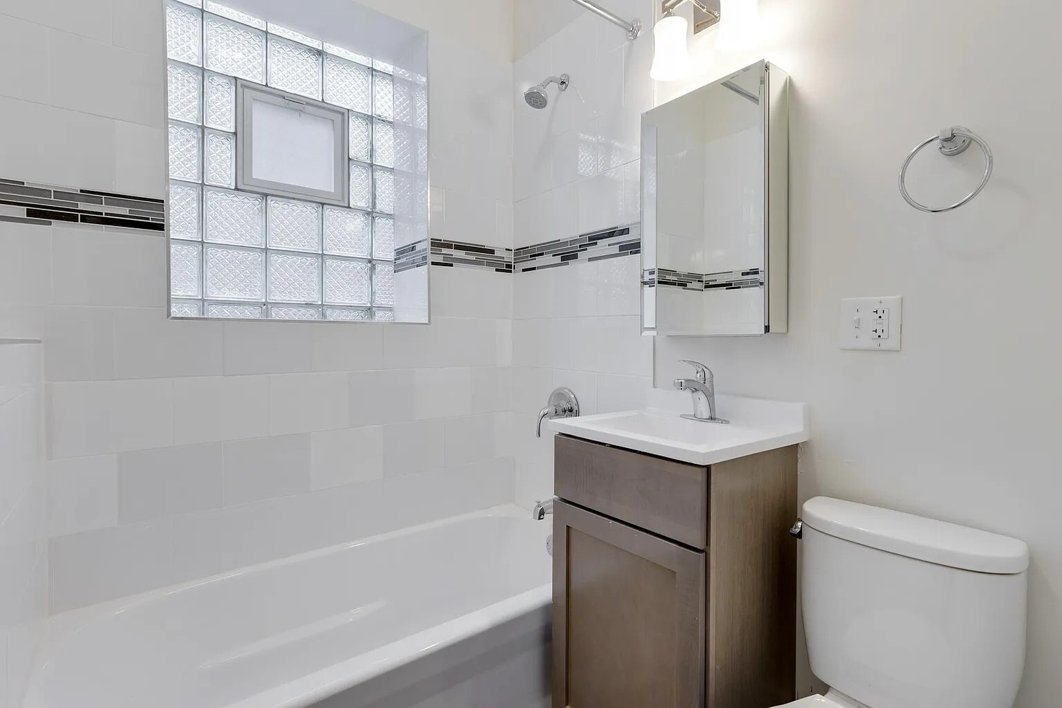 Building Photo - 6041 S Saint Lawrence Ave