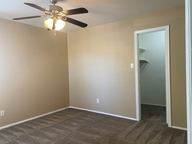 Bedroom with walk-in - 5950 N 78th St