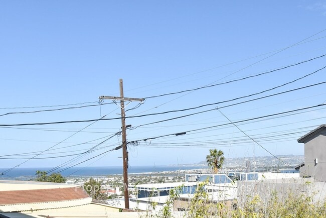 Building Photo - Adorable Studio with an Ocean View