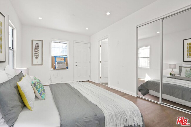 Building Photo - 1518 W 85th St