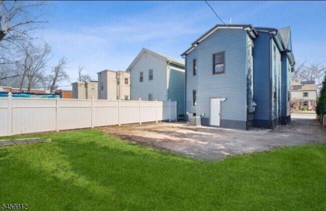 Building Photo - 142 Maple Ave