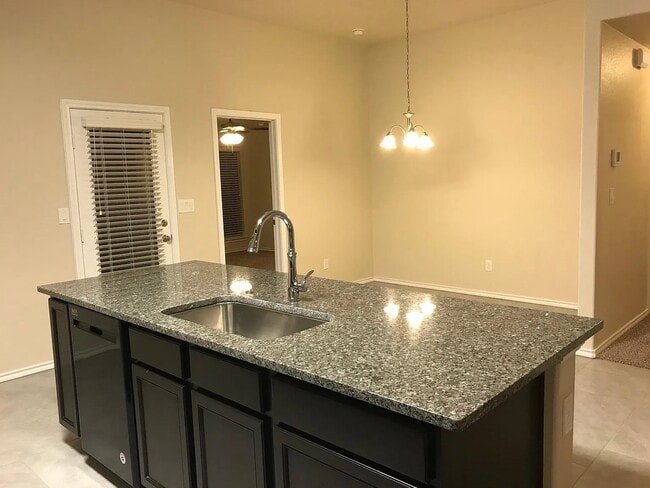 Building Photo - 918 E 90th St