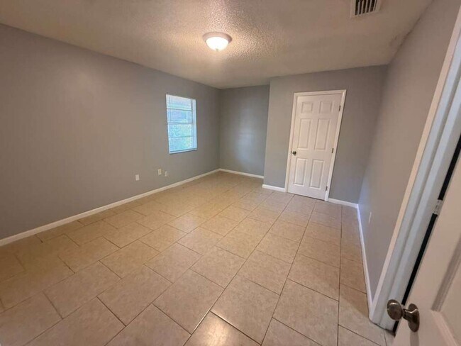 Building Photo - 2584-2586 Chestnut Woods Dr