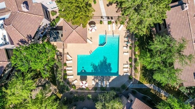 Building Photo - 2-bedroom 2 bath condo in Gated Community ...