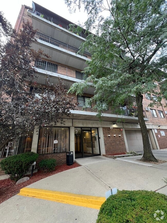 Building Photo - 2320 N Nordica Ave