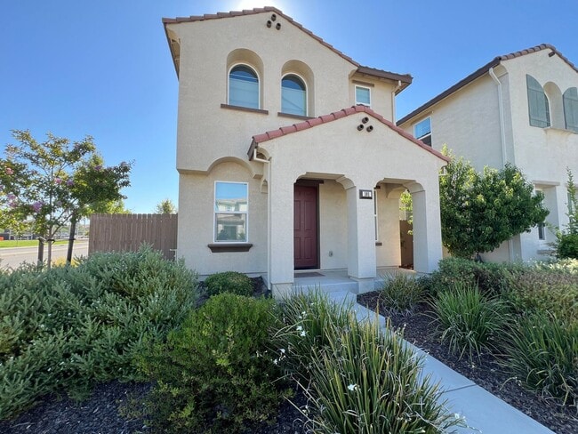 Primary Photo - Beautiful Home Near Parks, Travel, And More!