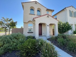 Building Photo - Beautiful Home Near Parks, Travel, And More!