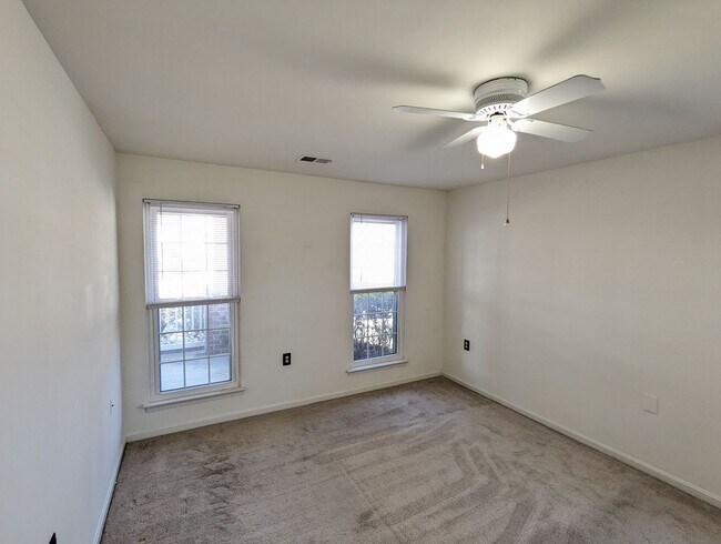 Building Photo - Beautifully maintained ground level condo in Germantown ready by mid April!
