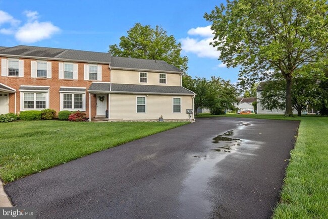 Building Photo - 560B Thrush Ct