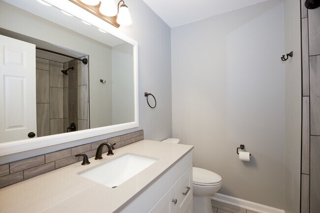 Building Photo - Gorgeous Fully Renovated 3 bedroom home in the Heart of Whispering Pines