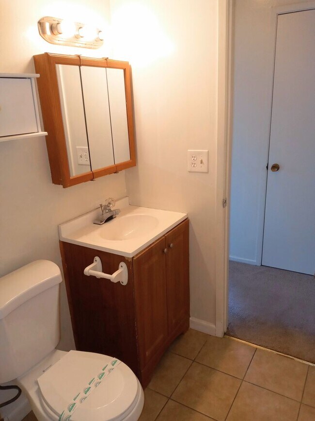 Building Photo - Ground Floor 2bd Condo With On-site Laundr...