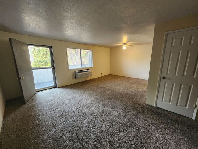 Building Photo - 2 Bed/1 Bath Apartment in NE Bend - Wichita Way