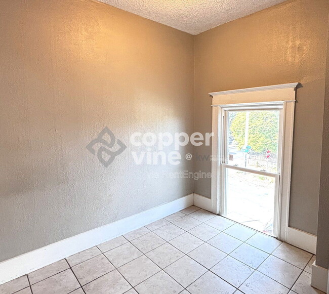 Building Photo - 146 Logan St