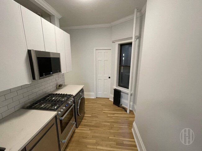 Building Photo - 425 E 73rd St