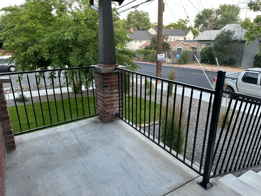 Building Photo - 609 W 11th St