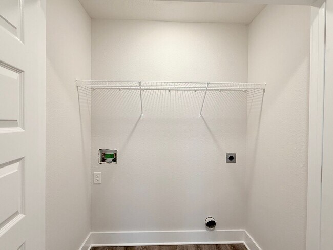 Building Photo - Stunning Townhome – Prime Pensacola Location