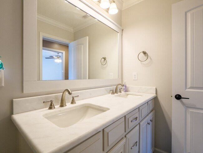 Building Photo - 3960 Landings Cir