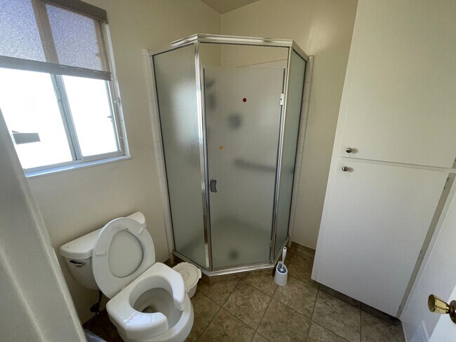 Building Photo - $4,290 / BEAUTIFUL BROOKVALE HOME IN CENTR...