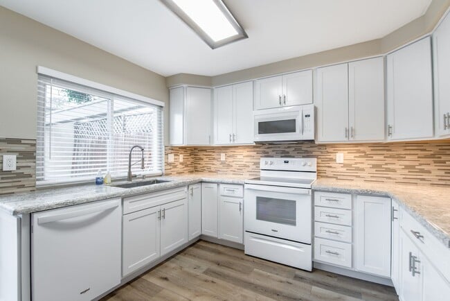 Building Photo - Welcome to this stunning 4-bedroom, 3-bathroom home in Tierrasanta