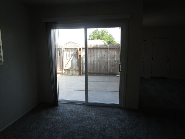 Building Photo - 184 Woodbury Cir